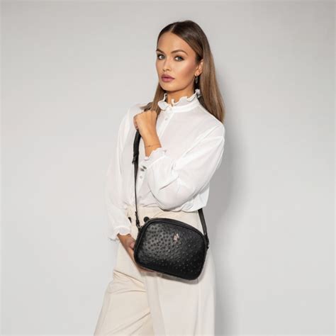 Dámske trendy čierne crossbody kabelky .